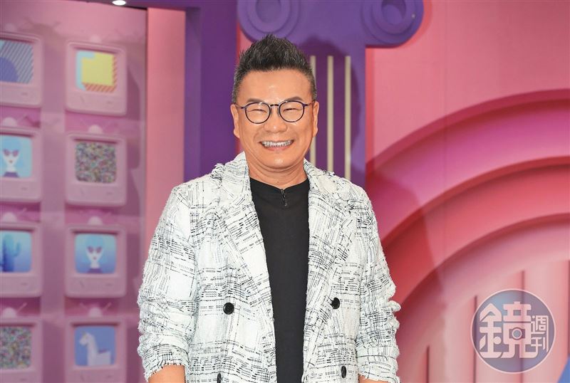 沈玉琳現身《哈囉你有事嗎？》開棚記者會，有人估算他巔峰時期掌握多個節目製作與主持，加上業配、代言與其他商業分潤，還有尾牙、春酒、通告與長期合作，年收入上看七千萬元，累積資產早已破億