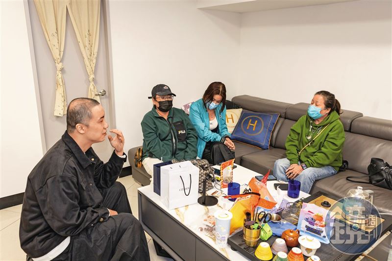 導演朴智雨(左)和三名受害者出面指控賓賓哥詐欺