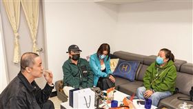 導演朴智雨（左）和三名受害者出面指控賓賓哥詐欺。