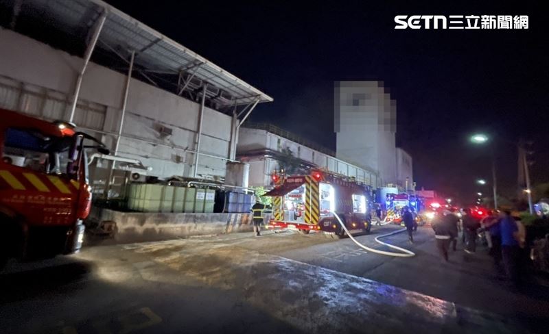 初步調查,疑似1樓冷壓作業過程,鋼板滑脫摩擦起火,引燃附近油槽。(圖/翻攝畫面)