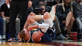 約基奇（Nikola Jokic）左膝受傷將缺陣至少4週。（圖／路透社／達志影像）
