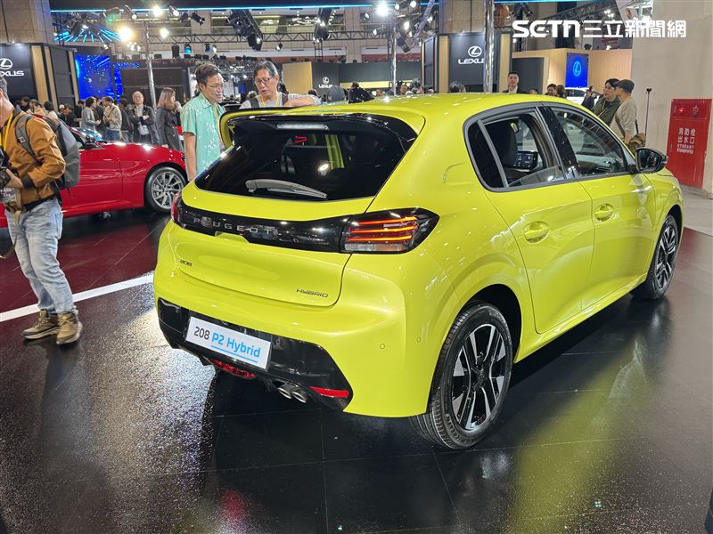 車身比例緊湊俐落，線條簡潔卻充滿張力。（圖／記者鍾釗榛攝）