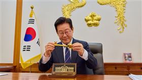 李在明開箱大秀川普致贈的黃金鑰匙。（圖／翻攝自X平台 @Jaemyung_Lee）