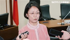 翁曉玲提出《憲法增修條文第二條修正草案》，盼賦予人民「直接提案罷免總統」的權力。（圖／記者楊士誼攝影）