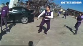 農地驚傳40聲槍響！屏東槍砲犯「倒車拒捕」畫面曝光。（圖／翻攝畫面）