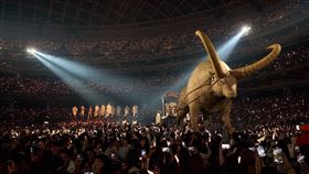 蔡依林大巨蛋開唱　大型公牛道具開場歌手蔡依林30日晚間在台北大巨蛋舉辦Pleasure世界巡迴演唱會台北場，演出內容別出心裁，特別安排3層樓高的公牛載具搭配舞者開場。（凌時差提供）中央社記者王心妤傳真　114年12月30日