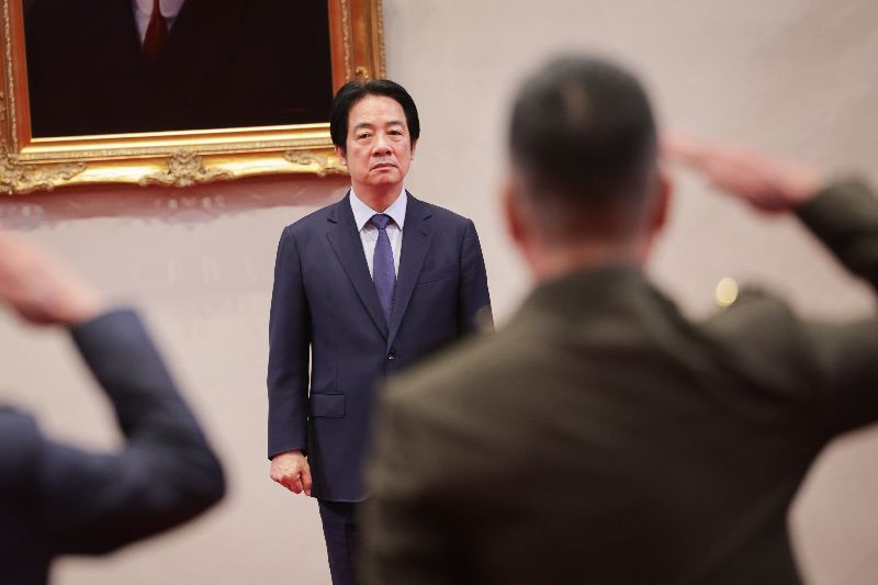 總統賴清德（圖）在總統府主持「中華民國115年1月份將官晉任授階典禮」表示，近日中國在台灣周邊海空域實施軍演，國軍官兵在第一時間投入兵力，以快速應變、以變制變、以及反制封鎖能力，鎮定以對、從容自若，驗證了平時訓練的成果