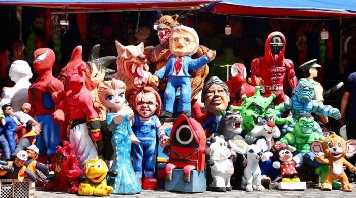 街上有許多動漫或卡通人偶。(圖/翻攝自Guid Ecuador Travel官網)