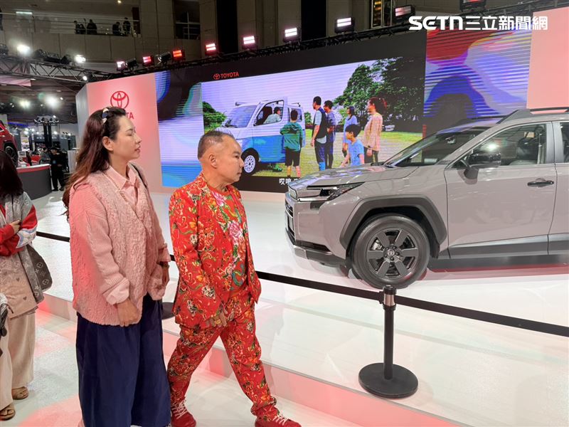 吊車大王胡漢龑穿東北大花服飾逛2026台北車展（圖／記者李育道攝影）