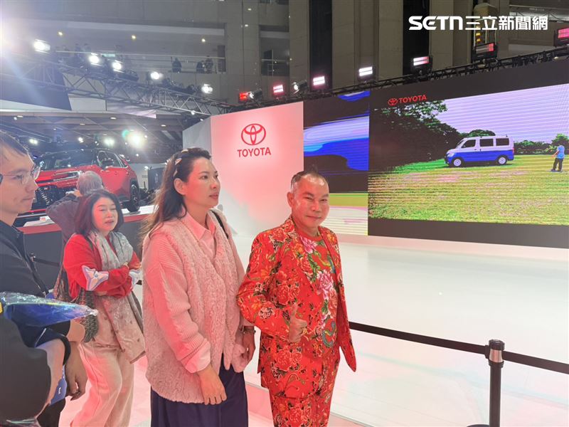 吊車大王胡漢龑穿東北大花逛車展（圖／記者李育道攝影）