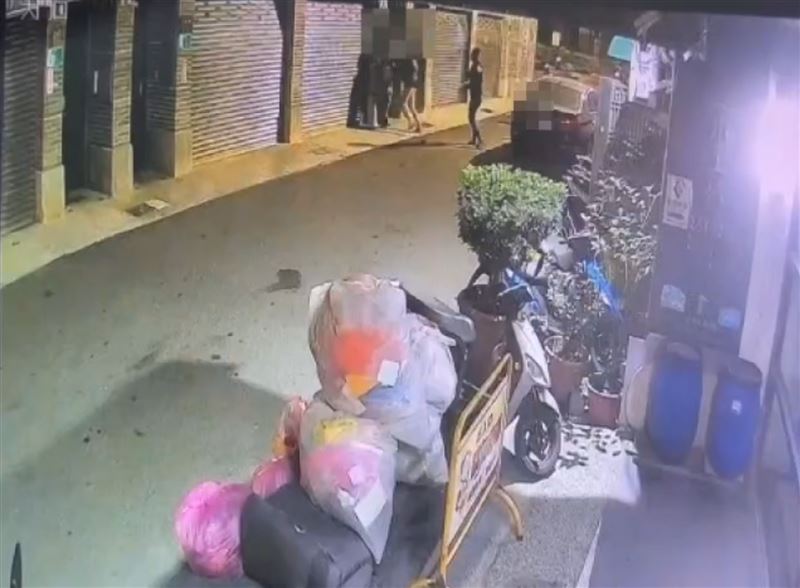 陳男遭刀砍傷後濺血，嫌犯楊男未帶手機離家，留下2名幼子。（圖／翻攝畫面）