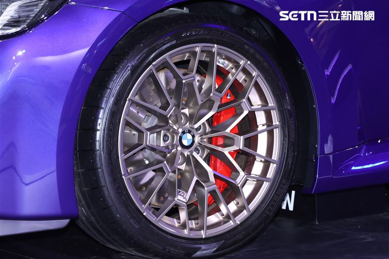 制動系統標配M複合式煞車與紅色卡鉗。（圖／三立新聞網）