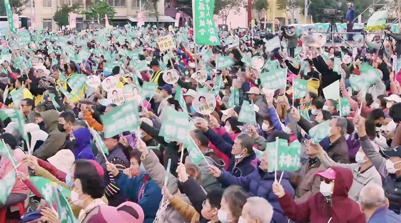 鳳山西站下的十萬星火！林岱樺三山造勢最終壓軸，海嘯民意宣告「市民最大咖」時代來臨。沸騰的鳳山西站：一場由下而上的意志集結。（圖／林岱樺辦公室提供）