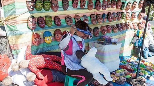 有人在製作儀式用的人偶。(圖/翻攝自Trans-Americas Journey官網)