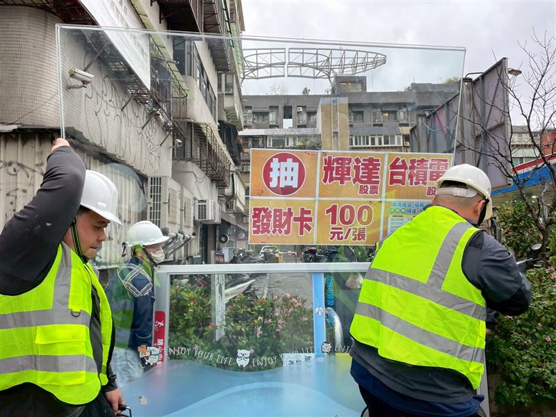 迎戰跨年人潮！萊爾富進行拆大門作業。(圖／萊爾富提供）