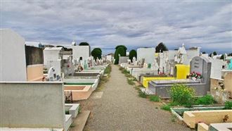 在智利，有些人會在墓園跨年，陪伴家人。（圖／翻攝自United States Air Force Culture and Language Center (AFCLC)臉書）