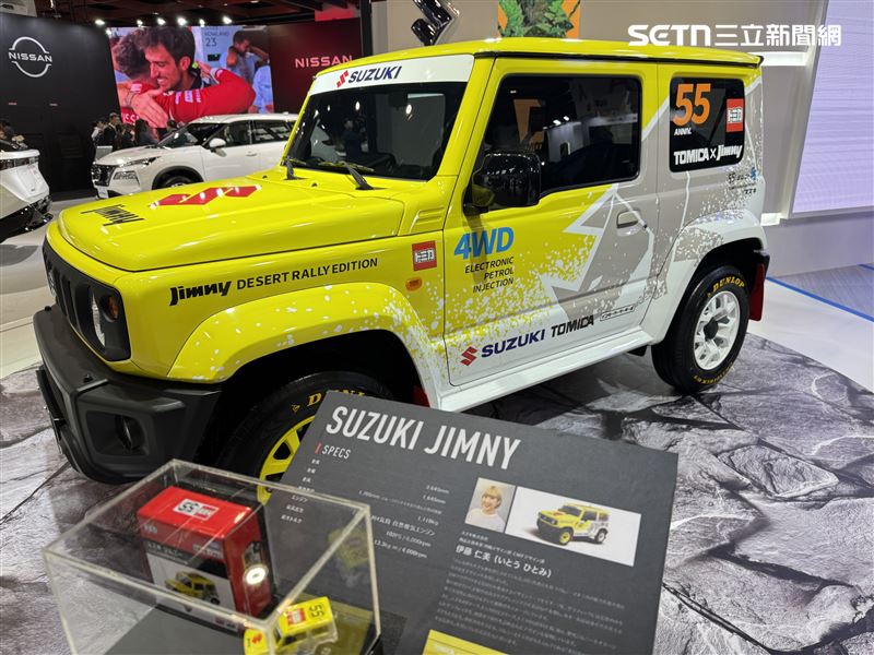 這輛紀念版Jimny車身大量運用飛濺泥巴圖樣。（圖／記者鍾釗榛攝）
