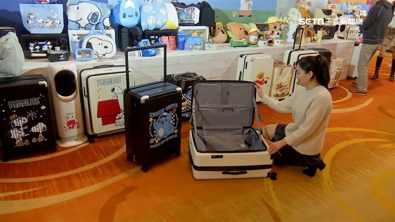 除了可愛，些人也在意實用性，Snoopy的寬把手行李箱可說是可愛和實用兼具