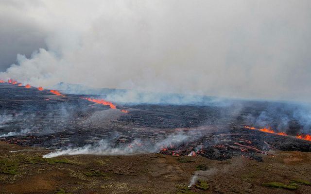 冰島火山噴發所產生的炙熱岩漿。（圖／翻攝自X平台 @ORGrimsson）