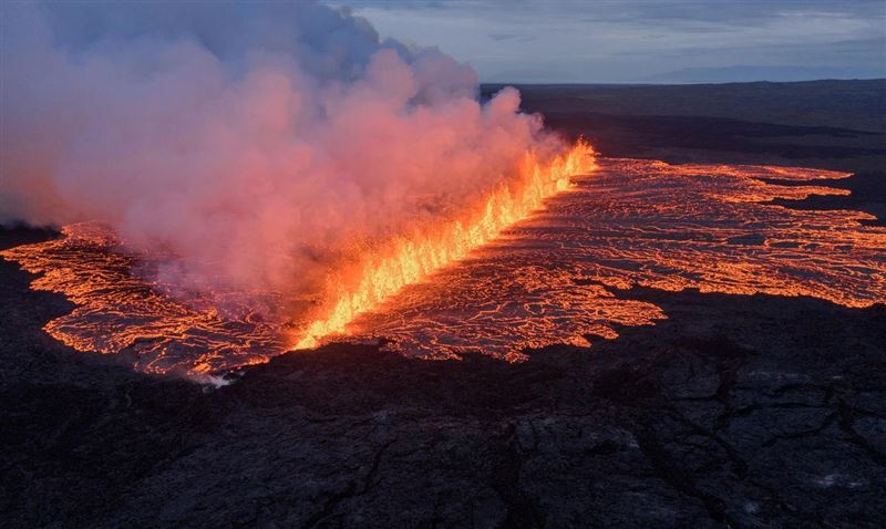 冰島火山的岩漿從裂縫中噴發。（圖／翻攝自X平台 @ORGrimsson）