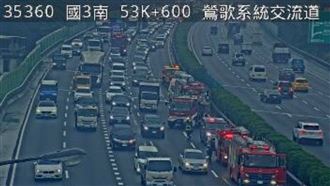 新／國3鶯歌段小貨車自撞　駕駛一度受困