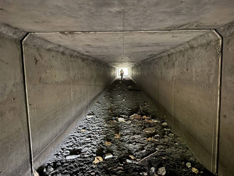 警方在彰泰三街排水道內尋獲老翁遺體。（圖／翻攝畫面）