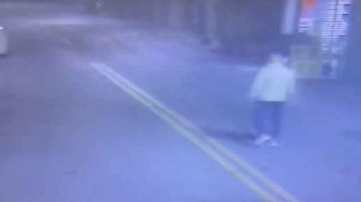 經調閱監視器發現，陳翁往和美大肚溪方向前進。（圖／翻攝畫面）