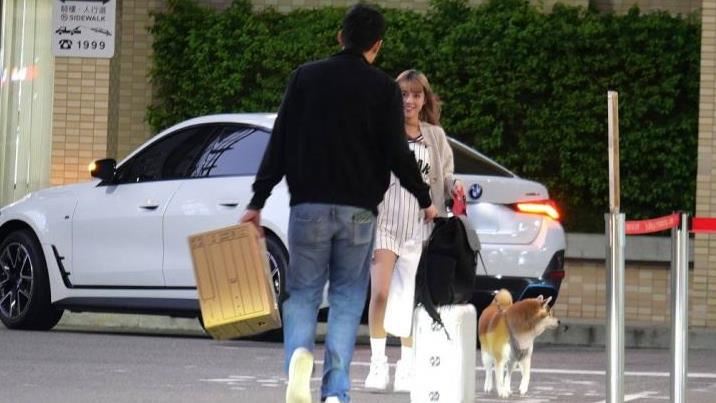 樂天女孩牽CEO男友甜蜜接吻　開雙B返愛巢