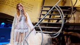 蔡依林台北大巨蛋開唱（1）歌手蔡依林（圖）30日晚間在台北大巨蛋舉辦PLEASURE世界巡迴演唱會台北場，在情歌橋段換上馬甲搭配薄紗化身「金紗女伶」亮相。（凌時差提供）中央社記者王心妤傳真　114年12月30日