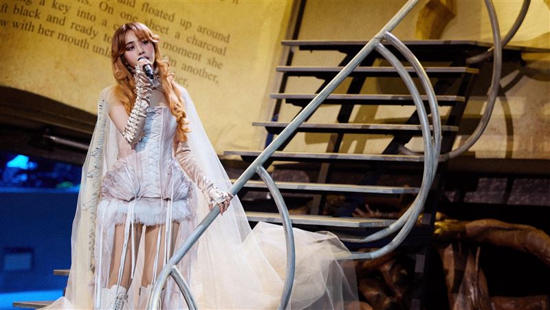 蔡依林化身金紗女伶　大巨蛋亮起溫馨燈海