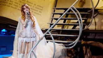 蔡依林化身金紗女伶　大巨蛋亮起溫馨燈海