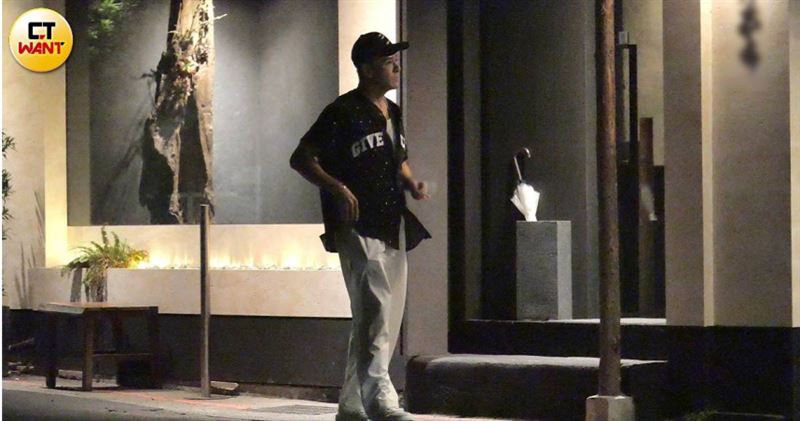 本刊捕捉到祝釩剛出現在台北市大安區的高檔火鍋店抽菸放風。（圖／本刊攝影組）