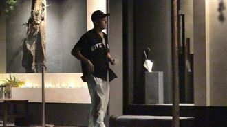 祝釩剛牽手火辣女伴　吞雲吐霧慘遭嫌棄