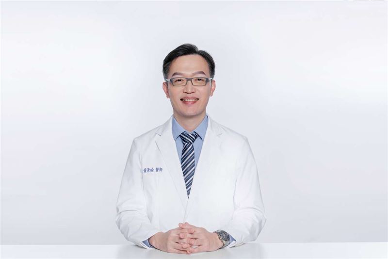 義大大昌醫院泌尿科主任黃景榆提醒，泡湯後可得記得多補充水分，才能避免泌尿道感染。（圖／醫健新聞網提供）