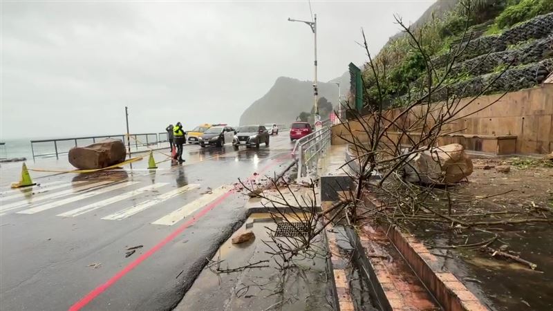 基隆外木山情人湖濱海大道發生落石事件。（圖／翻攝畫面）