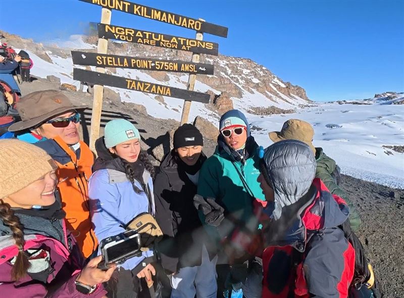 團隊成功登上海拔5,895公尺的非洲最高峰&mdash;&mdash;吉力馬札羅山。（圖／三立提供）