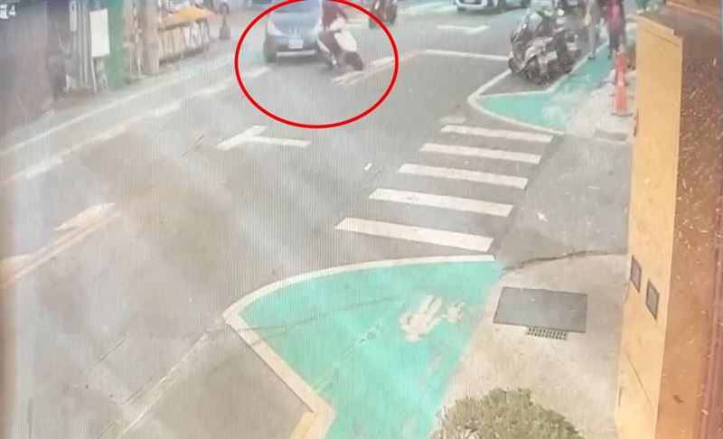 阿嬤被撞倒地，第一時間路過車禍現場的8位騎士未停車關心，幾分鐘後才有路人上前協助放置三角錐。(圖／翻攝畫面)