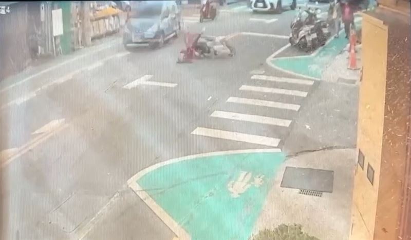 80歲阿嬤騎機車遭駕駛追撞噴飛，重摔翻滾倒地。(圖／翻攝畫面)