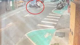 彰化80歲阿嬤被撞，大埔路，肇事駕駛嚇傻沒下車(圖／翻攝畫面)