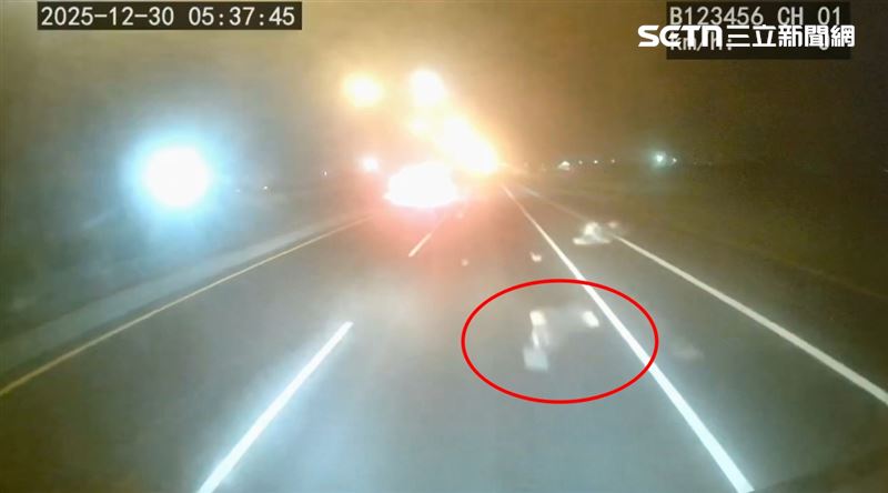 林男駕駛甘蔗貨車行經事故路段時，單車伯與女騎士已倒臥在車道上，遭林男貨車輾過。（圖／翻攝畫面）