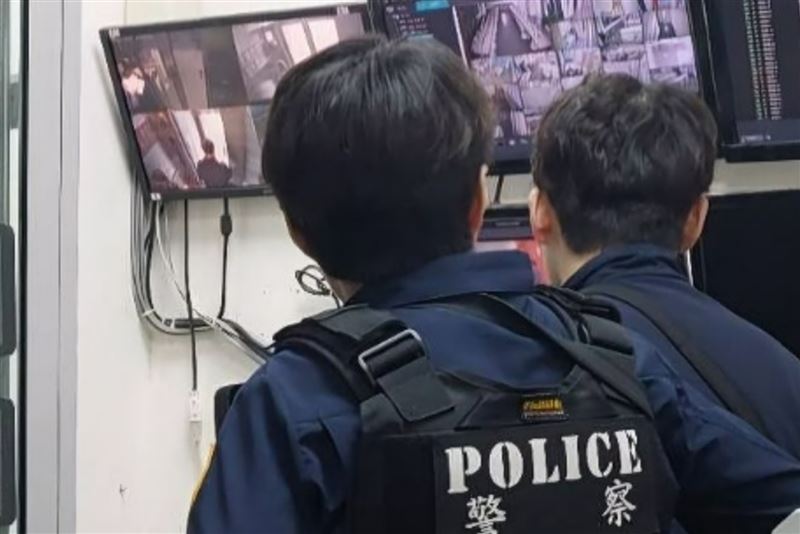 警方獲報到圖書館內調閱監視器。（圖／翻攝自臉書我是板橋人）
