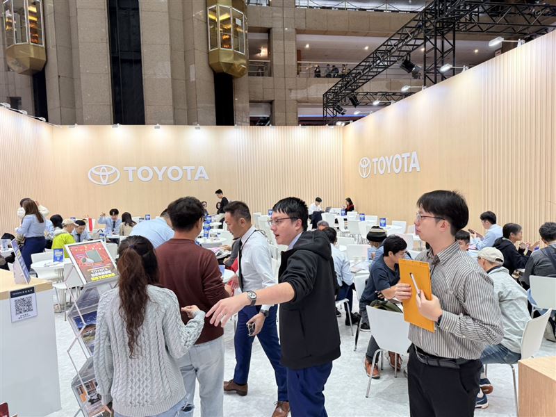 記者於中午時段實際走訪，接待區已有約9組民眾洽詢相關價格與配備資訊。。（圖／記者李育道攝影）