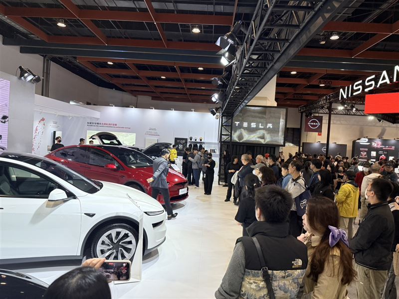 現場人潮集中於熱門品牌與即將上市新車展區。（圖／記者李育道攝影）
