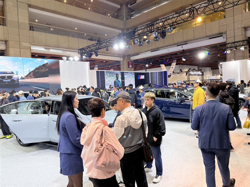 現場試坐、觀望不少。（圖／記者李育道攝影）