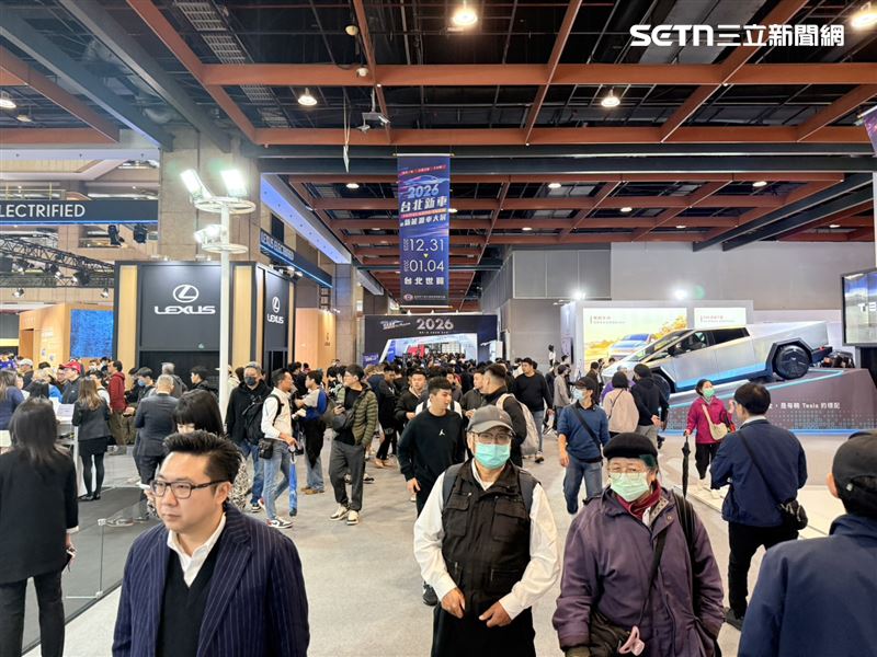2026台北車展第一天人潮約莫中午時段陸續出現。（圖／記者李育道攝影）