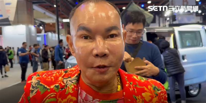 吊車大王穿東北大花逛車展，預計本次車展會買3-4台車，有望成為「最大戶」。（圖／記者李育道攝影）