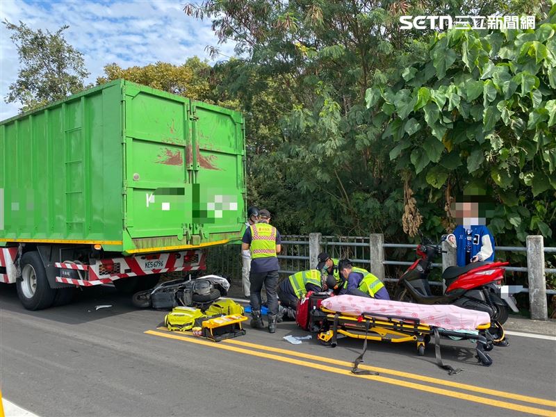 台中霧峰發生嚴重車禍，大貨車與機車碰撞，女騎士送醫搶救不治。（圖／翻攝畫面）