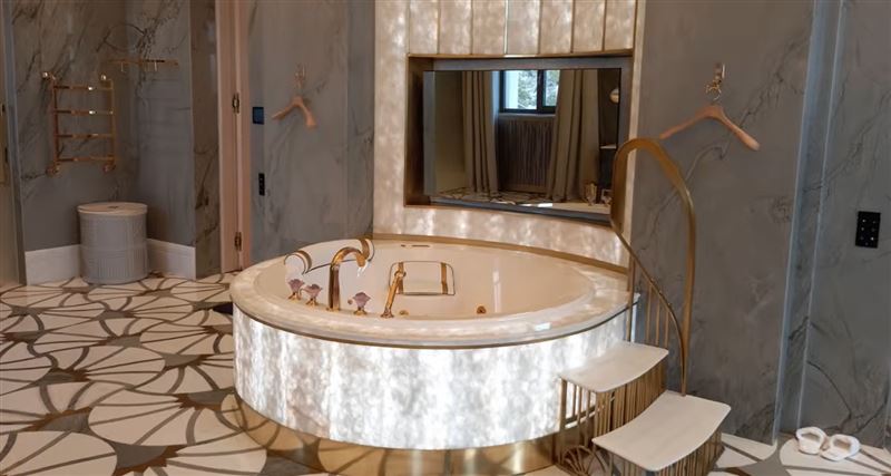 每間浴室面積高達50坪，地板是大理石材質，牆壁、樓梯、扶手、按摩浴缸都有鍍金。（圖／翻攝畫面）