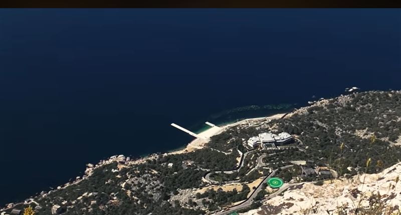 從空拍圖可以看到普丁別墅鄰近黑海。（圖／翻攝畫面）