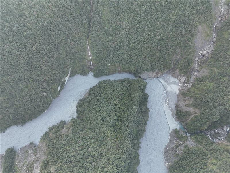 馬太鞍溪原本巨石林立與高低落差極大的溪床，已被厚厚一層泥砂填平。（圖／翻攝自林保署臉書）